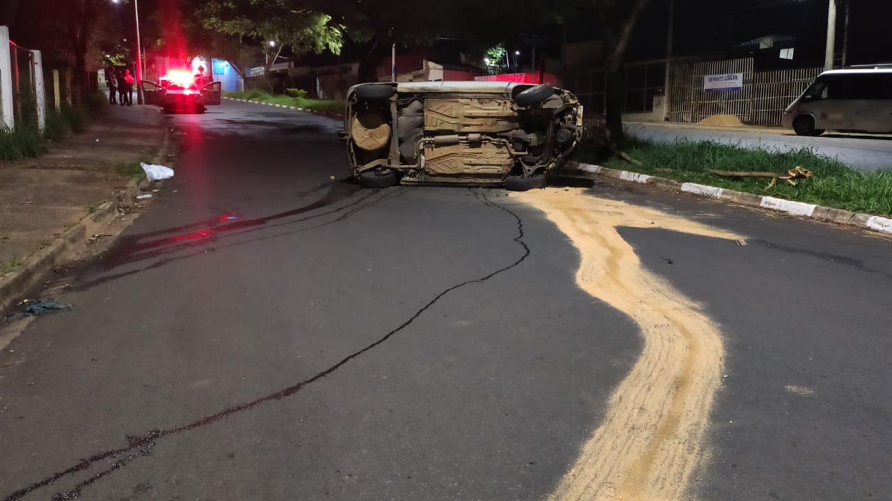 Foto 5 de 7 — Casal e criança ficam feridos após veículo colidir contra árvore em Araraquara; carro tombou